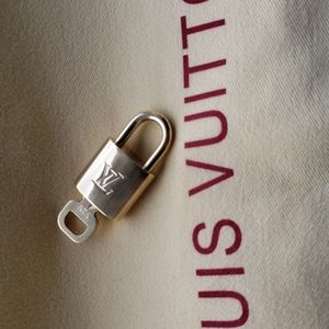 Auth. Louis Vuitton Lock set #325